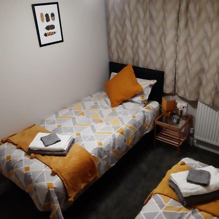 Sunny Lynn Villa Oldham Bagian luar foto