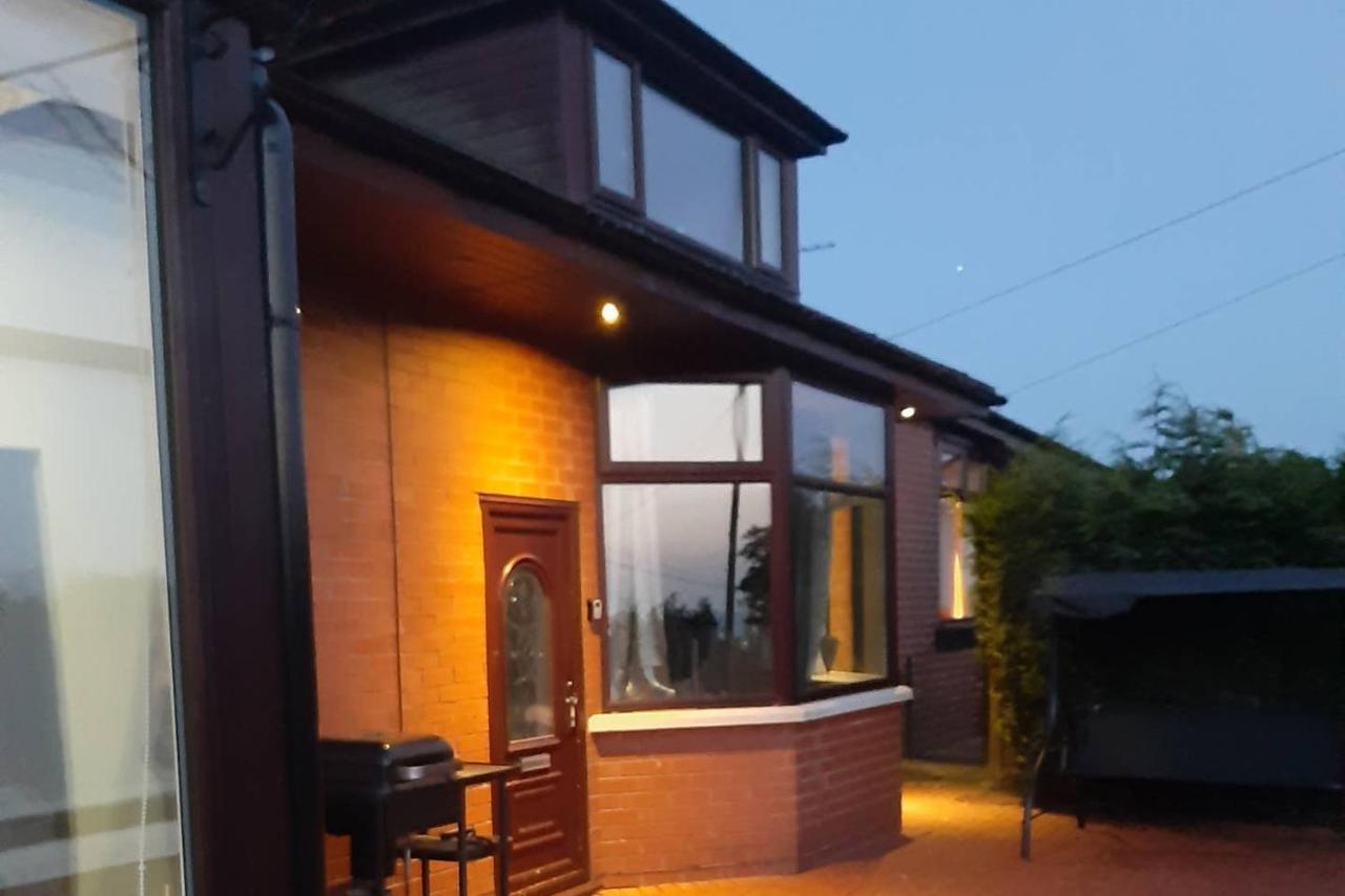 Sunny Lynn Villa Oldham Bagian luar foto