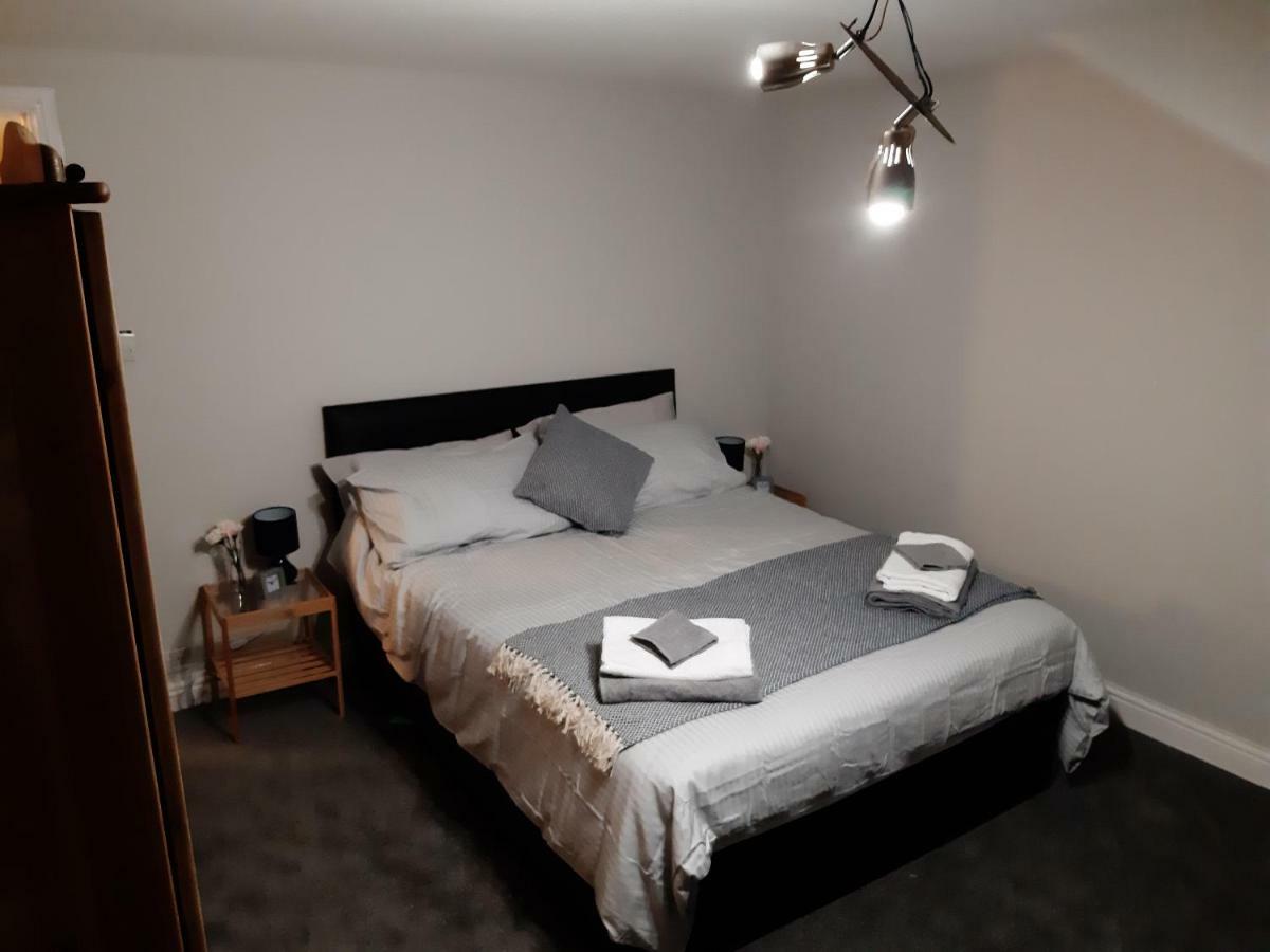 Sunny Lynn Villa Oldham Bagian luar foto
