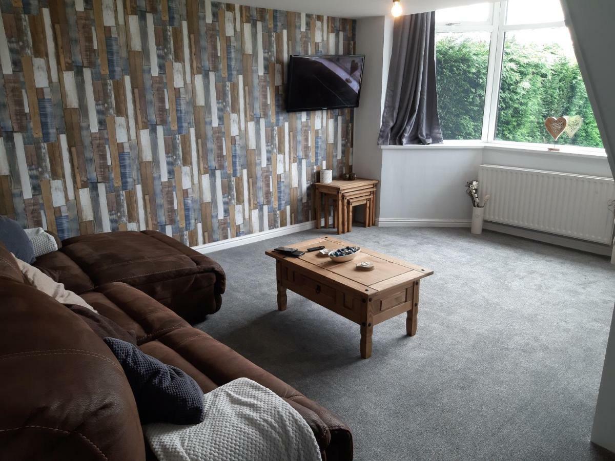 Sunny Lynn Villa Oldham Bagian luar foto